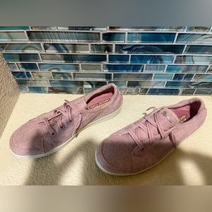 Skechers air cooled memory foam lace up classic canvas sneakers.  No tie laces.